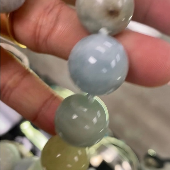 Hand knotted Jade Necklace - Picture 5 of 5